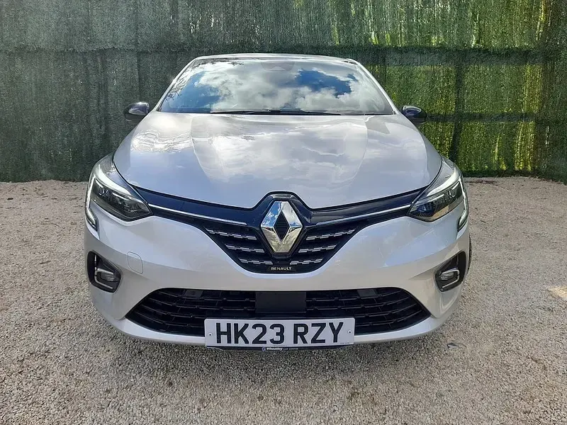 Used Renault Clio Techno 140 HP (102 kW) 2023 Silver Hatchback
