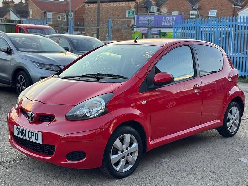 Usado Toyota Aygo 68 CV (50 kW) 2011 Rojo Utilitario