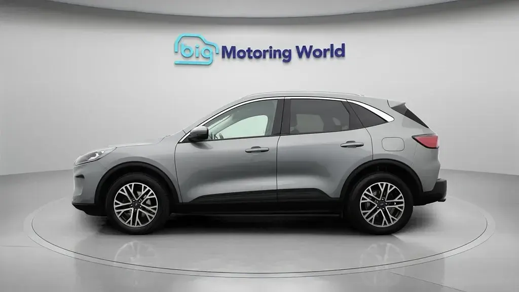 Usado Ford Kuga Titanium 150 HP (110 kW) 2023 Prateado SUV