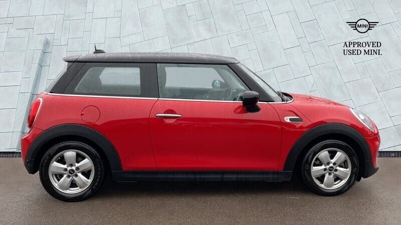 Begagnad Mini Cooper Classic 136 HK (100 kW) 2020 Röd Halvkombi