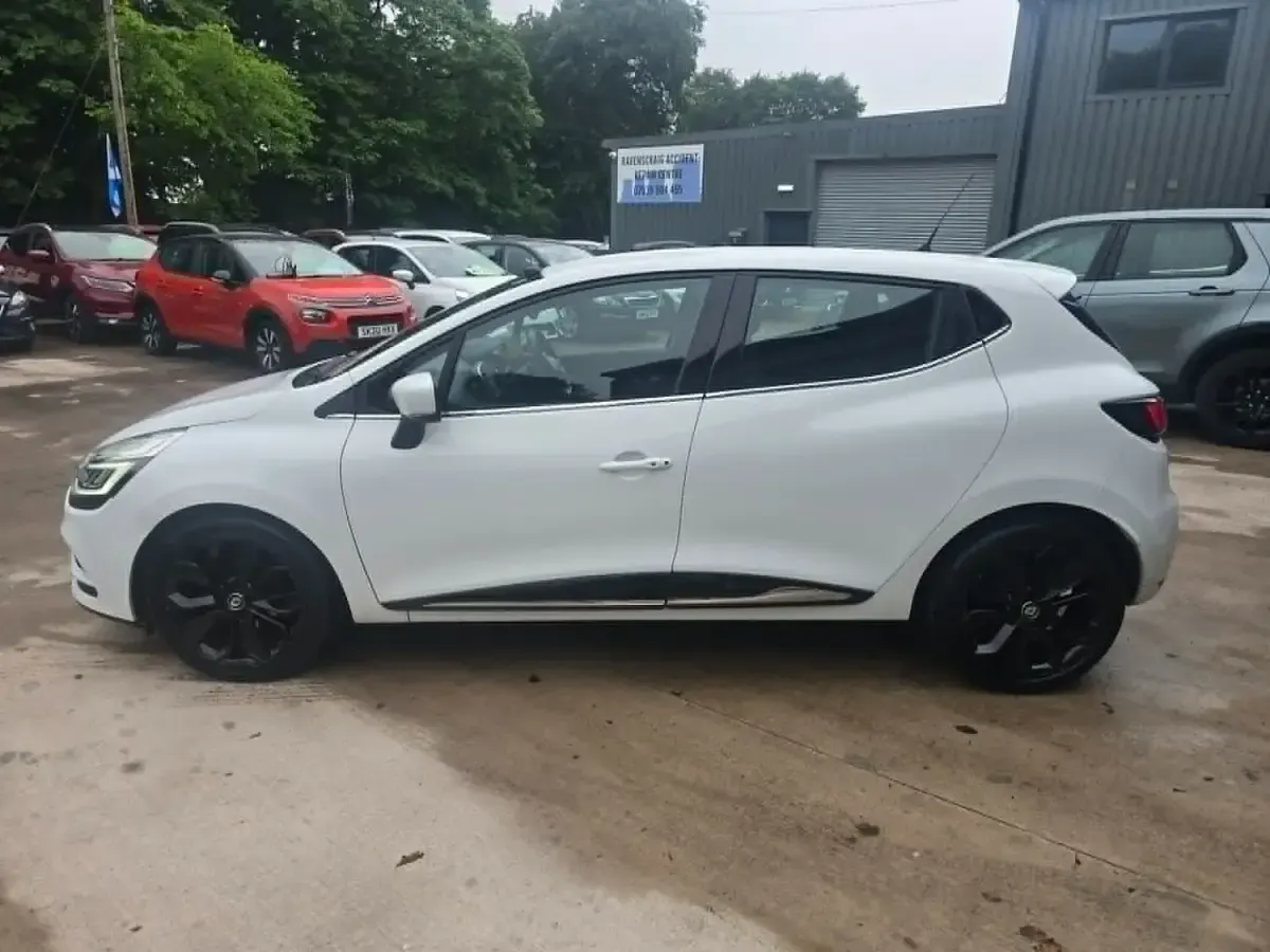 Used Renault Clio Dynamique 2017 White Hatchback