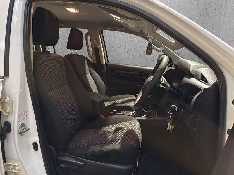 Used Toyota HiLux Active 150 HP (110 kW) 2020 White Pickup
