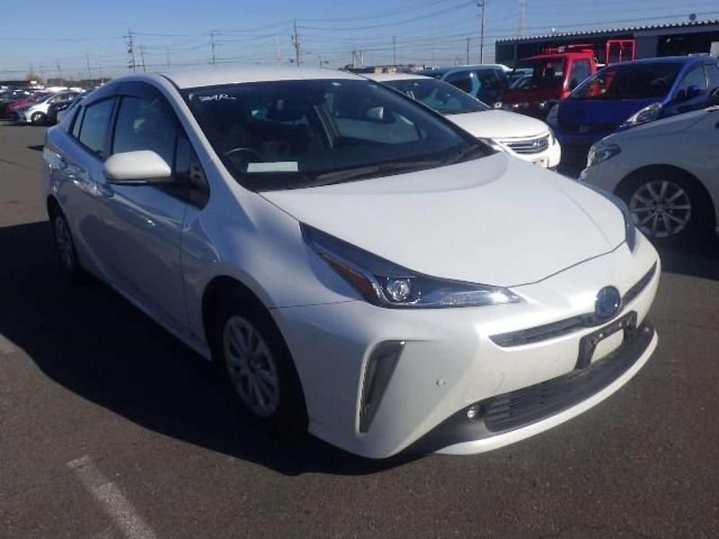 Used Toyota Prius Active 122 HP (89 kW) 2022 White Hatchback