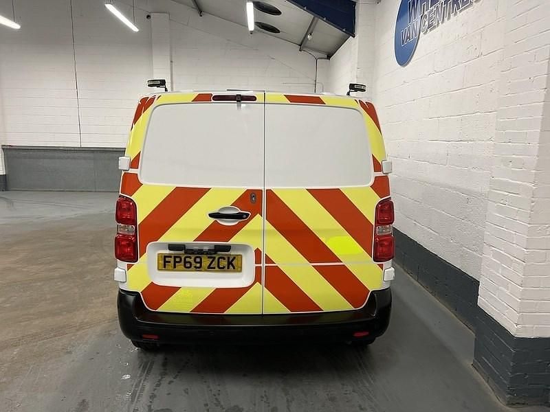 Used Vauxhall Vivaro Edition 100 HP (73 kW) 2019 White MPV