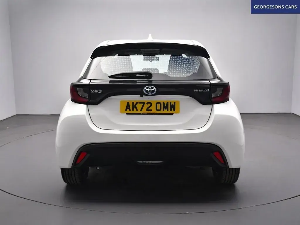 Used Toyota Yaris 116 HP (85 kW) 2022 White Hatchback