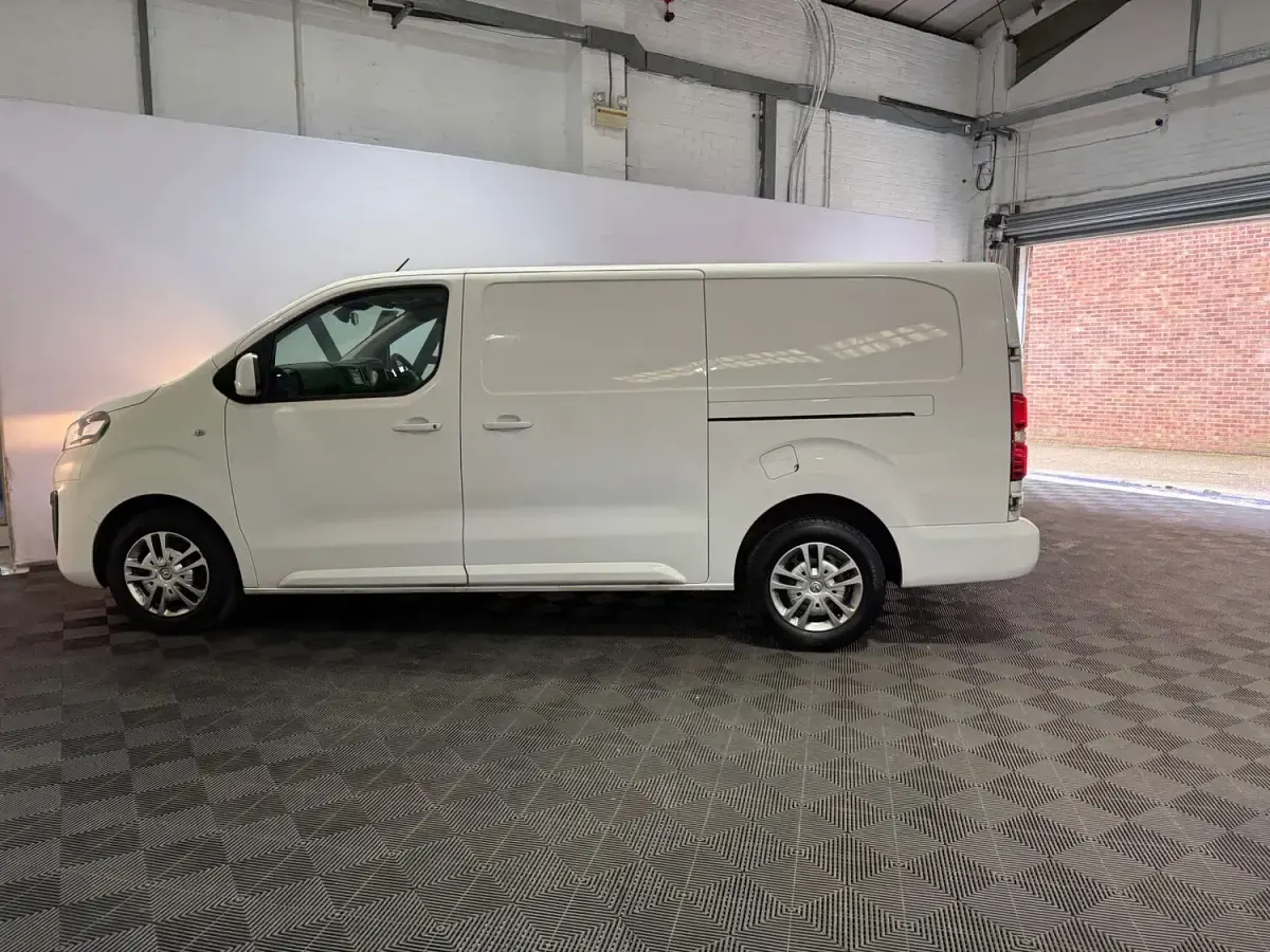 Usado Vauxhall Vivaro Sportive 100 HP (73 kW) 2021 Branco Monovolume
