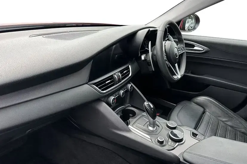 Used Alfa Romeo Giulia Saloon Edizione Speciale 178 HP (130 kW) 2018 Red Sedan
