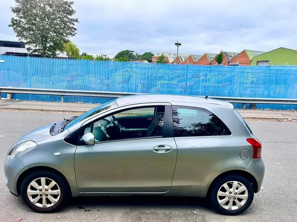 Used Toyota Yaris 85 HP (62 kW) 2007 Silver Hatchback