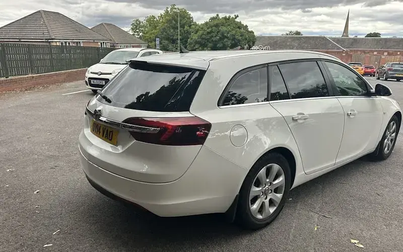 Used Vauxhall Insignia Design Edition 163 HP (119 kW) 2014 White Estate