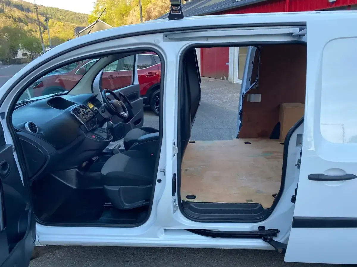 Used Nissan NV250 Base 95 HP (69 kW) 2021 White Van