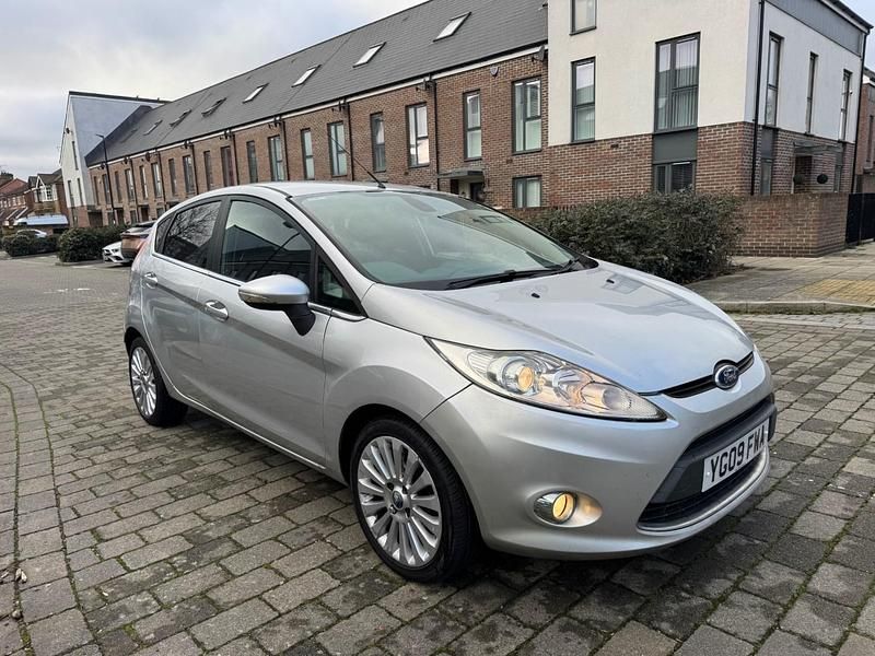 Used Ford Fiesta Titanium 94 HP (69 kW) 2009 Silver Hatchback