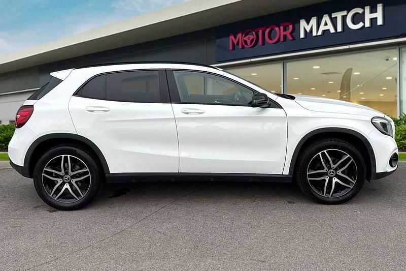 Used Mercedes GLA180 Urban 122 HP (89 kW) 2019 White SUV