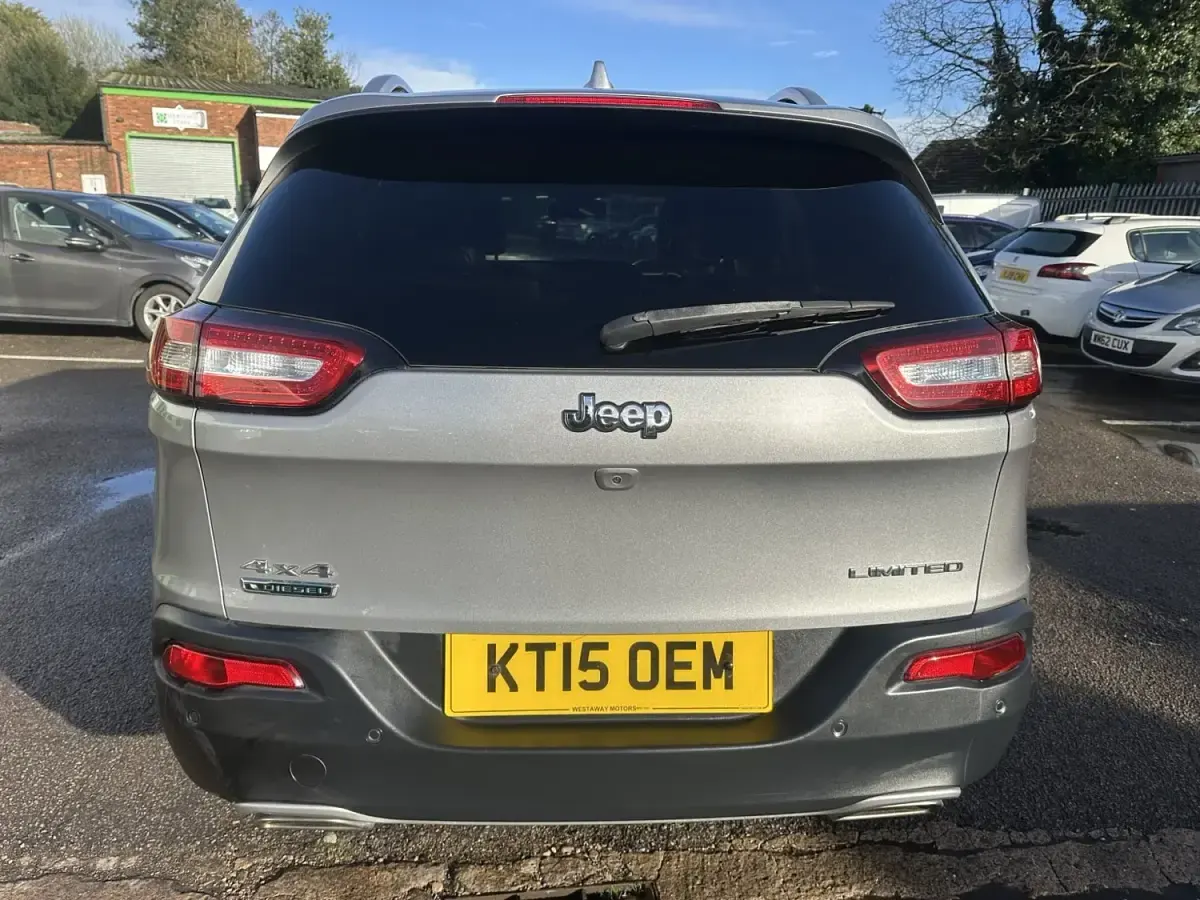 Begagnad Jeep Cherokee Limited 200 HK (147 kW) 2015 Grå SUV