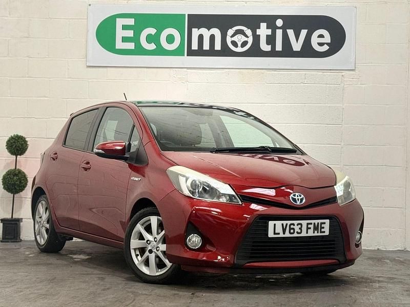 Red Used 2013 Toyota Yaris Hybrid Hatchback | £6,695 (Expensive) - Image 1/4
