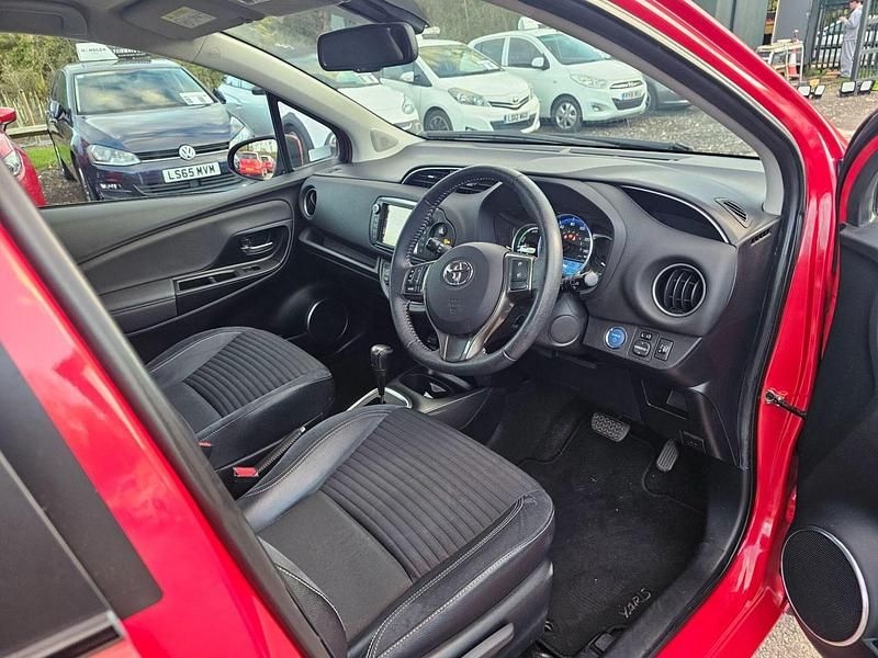 Used Toyota Yaris Hybrid 2014 Red Hatchback