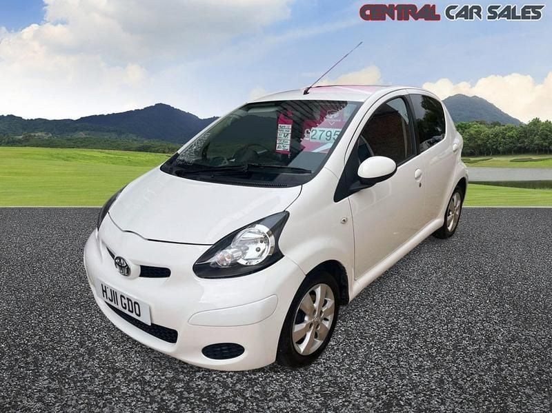 White Used 2011 Toyota Aygo Hatchback | £2,795 (Fair price) - Image 1/4