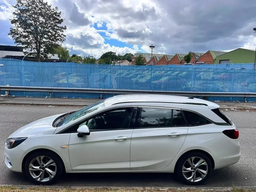 Used Vauxhall Astra SRi 145 HP (106 kW) 2021 White Estate