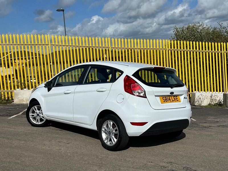 Used Ford Fiesta Zetec 82 HP (60 kW) 2014 White Hatchback