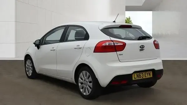 Used Kia Rio 84 HP (61 kW) 2013 White Hatchback
