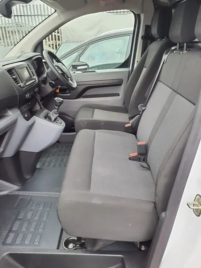 Second-hand Vauxhall Vivaro S 2022 Alb Monovolum