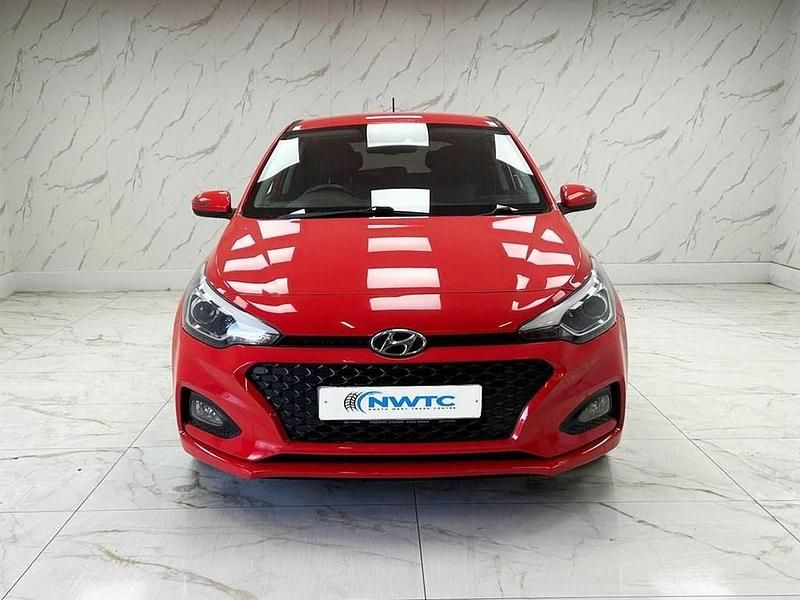 Used Hyundai i20 Premium 84 HP (61 kW) 2018 Red Hatchback