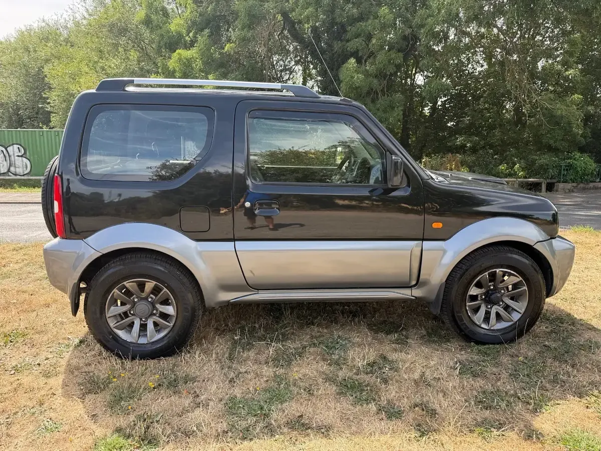 Used Suzuki Jimny SZ4 85 HP (62 kW) 2015 Black SUV