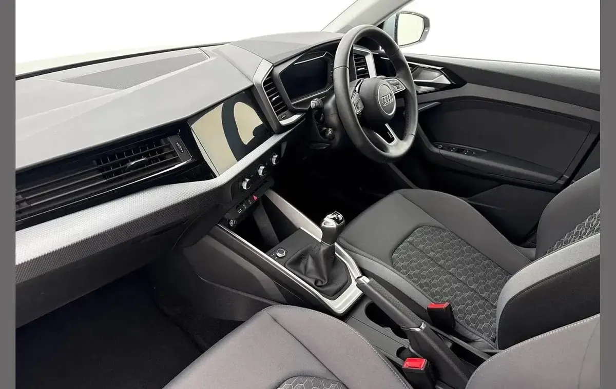 Usado Audi A1 Sport 113 HP (83 kW) 2024 Cinzento SUV