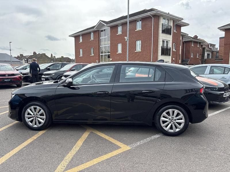 Second-hand Vauxhall Astra Design Edition 128 CP (94 kW) 2022 Negru Hatchback