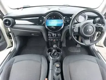 Używany Mini ONE Classic 102 KM (75 kW) 2021 Biały Hatchback