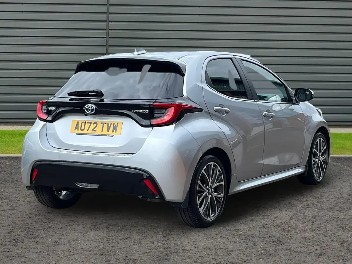 Begagnad Toyota Yaris 116 HK (85 kW) 2022 Silver Halvkombi