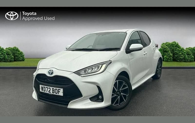 Used Toyota Yaris Hybrid Design 116 HP (85 kW) 2023 Platinum white pearl Hatchback