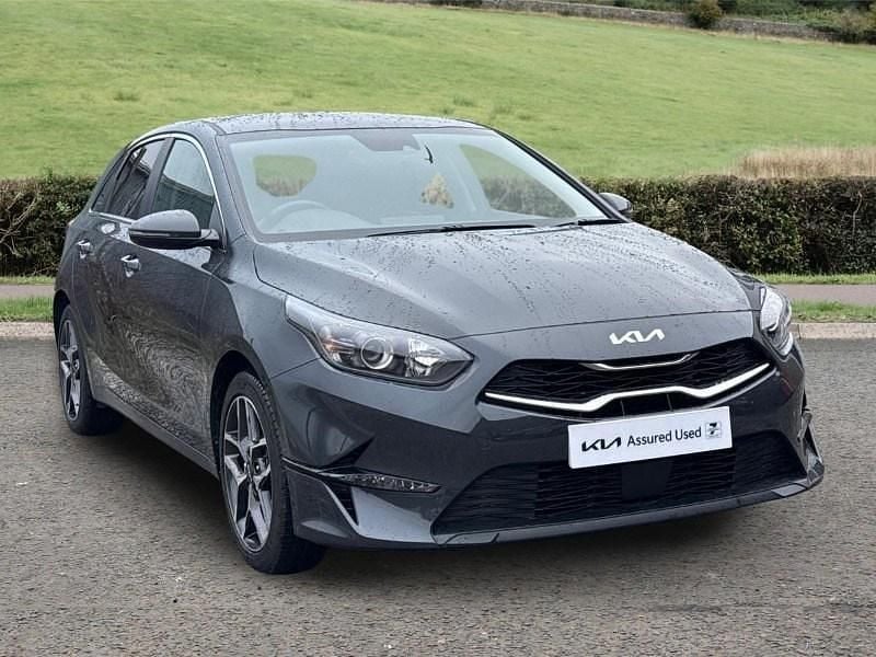 Usado Kia Ceed 138 HP (101 kW) 2023 Cinzento Citadino