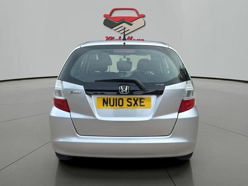 Second-hand Honda Jazz S 90 CP (66 kW) 2010 Argintiu Hatchback