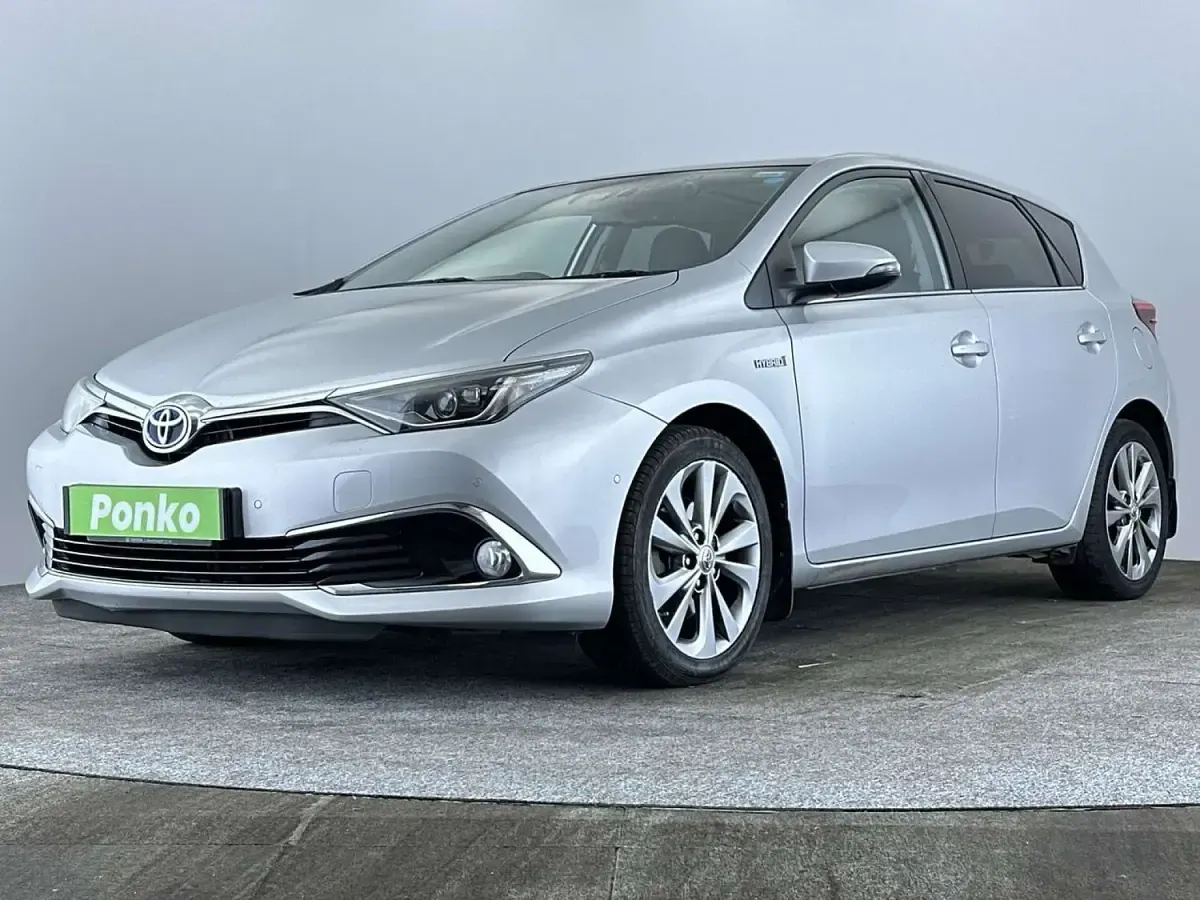Used Toyota Auris Hybrid 136 HP (100 kW) 2016 Silver Hatchback