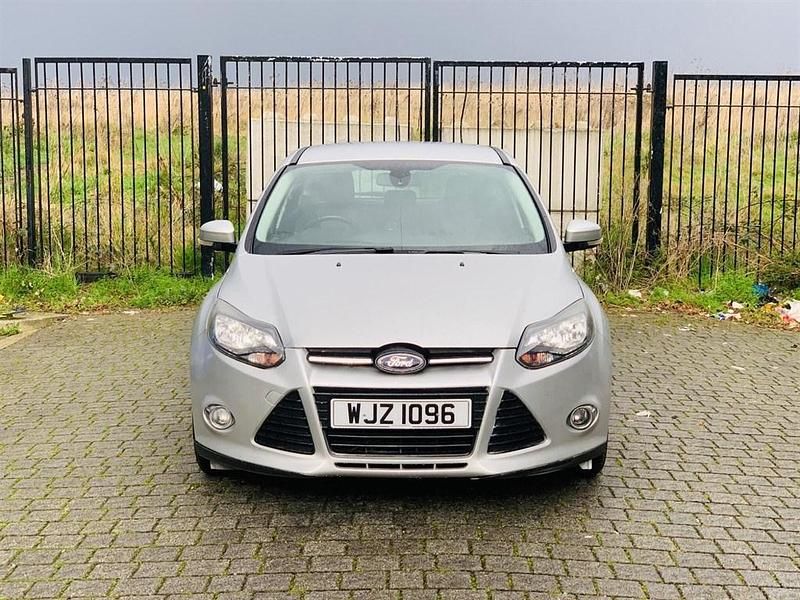 Used Ford Focus Zetec 125 HP (91 kW) 2014 Silver Hatchback