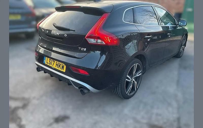 Used Volvo V40 R-Design 123 HP (90 kW) 2017 Black Hatchback
