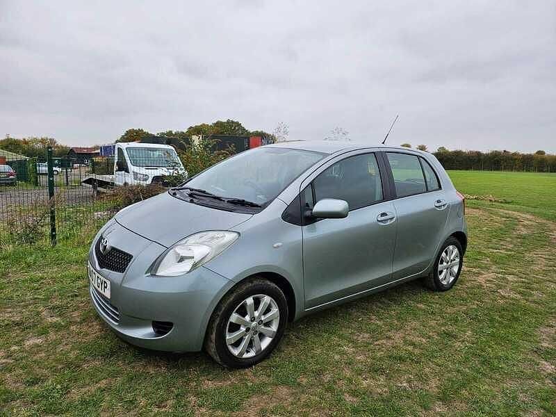 Used Toyota Yaris 85 HP (62 kW) 2007 Silver Hatchback