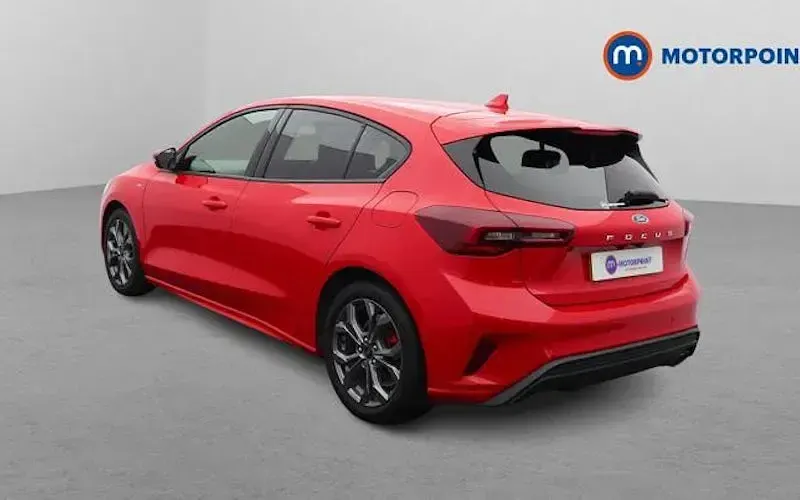 Second-hand Ford Focus ST-Line 155 CP (114 kW) 2024 Roșu Hatchback