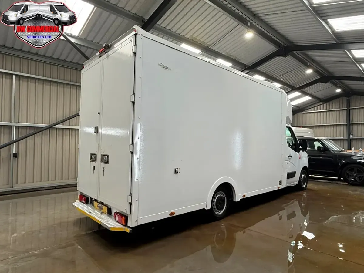 Used Renault Master 145 HP (106 kW) 2023 White MPV