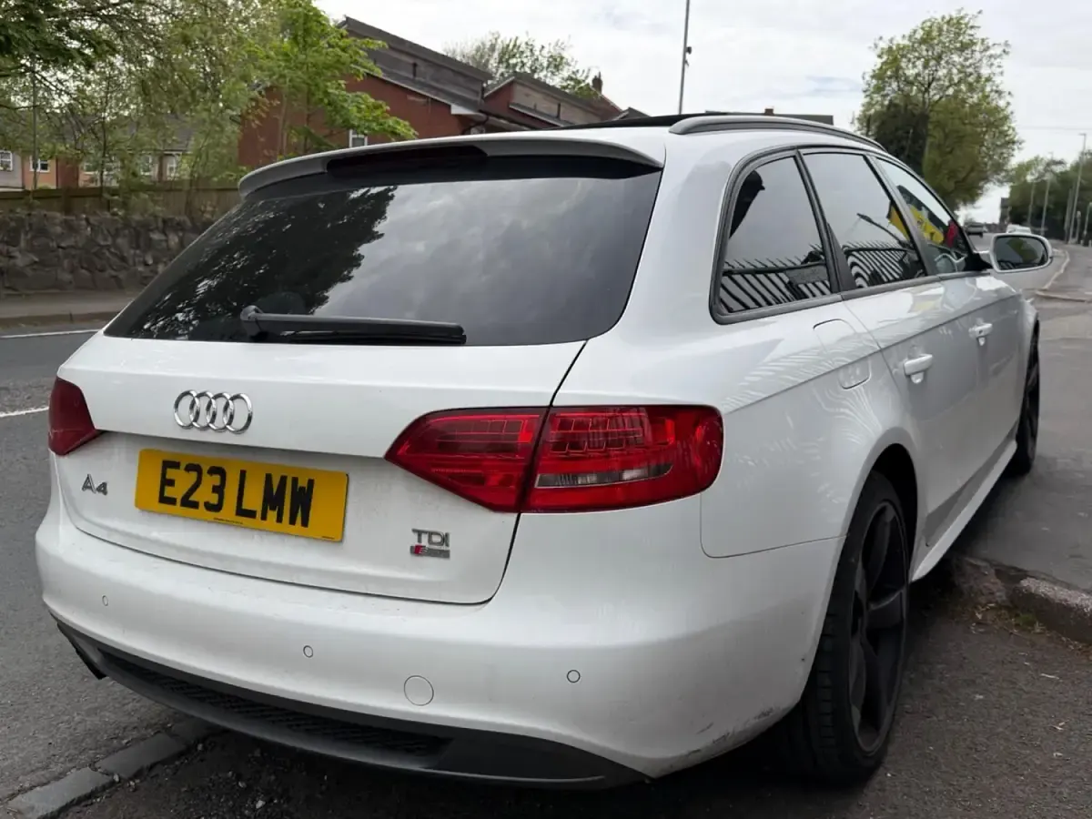 Begagnad Audi A4 Black Edition 136 HK (100 kW) 2011 Vit Kombi