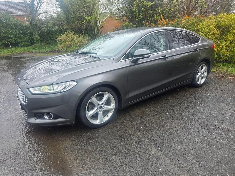 Usado Ford Mondeo Titanium 150 HP (110 kW) 2016 Cinzento Citadino