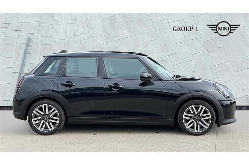 Używany Mini Cooper Classic 156 KM (114 kW) 2024 Czarny Hatchback