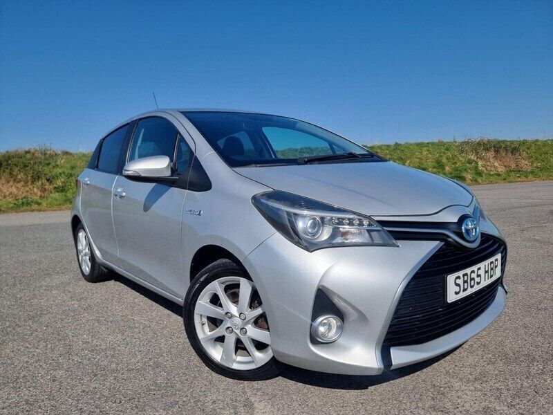 Silver Used 2015 Toyota Yaris Hybrid Sport Hatchback | £9,950 (A bit pricey) - Image 1/4
