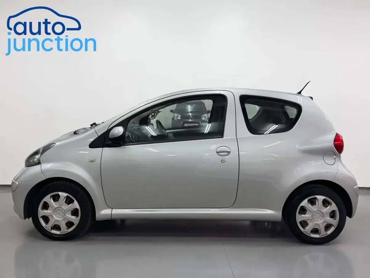 Used Toyota Aygo 67 HP (49 kW) 2007 Silver Hatchback