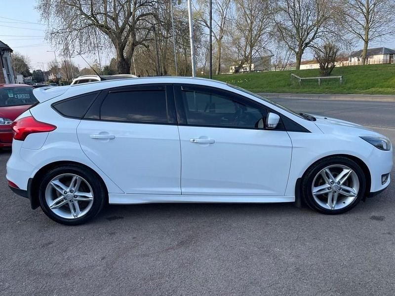 Used Ford Focus Titanium 120 HP (88 kW) 2015 White Hatchback