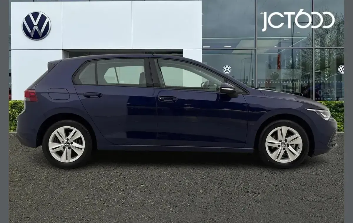 Używany VW Golf VIII Life 147 KM (108 kW) 2023 Niebieski Hatchback