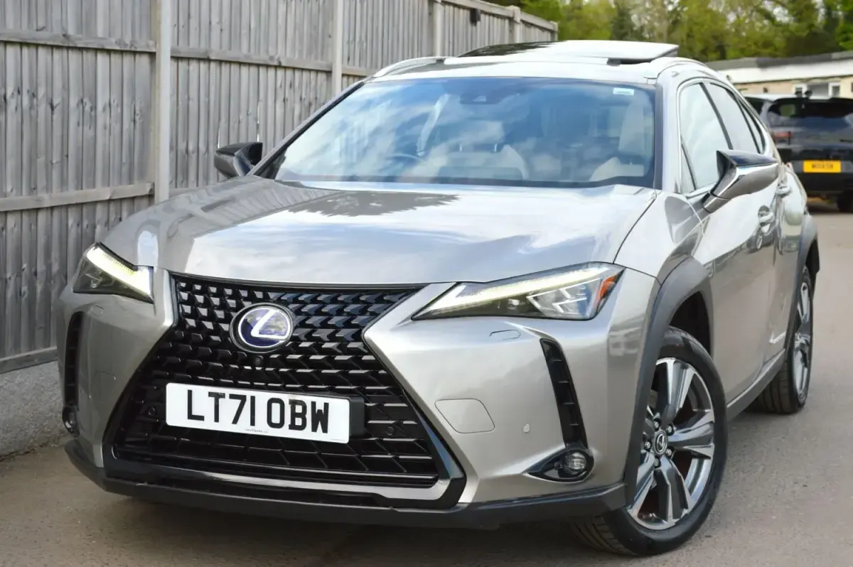 Usado Lexus UX 150 kW (204 HP) 2021 Prateado SUV