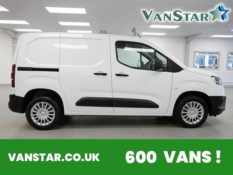 White Used 2022 Toyota Proace Edition MPV | £11,589 (Fair price) - Image 1/4