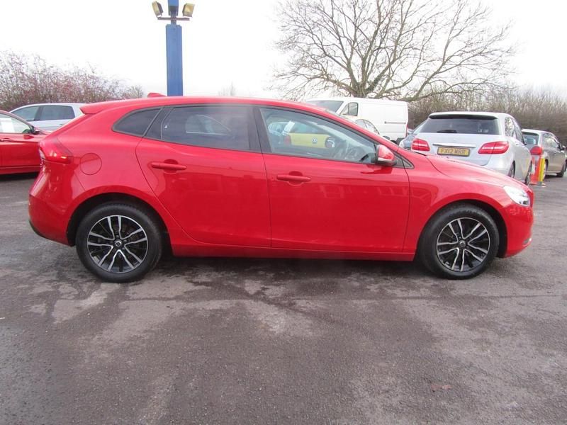 Used Volvo V40 Momentum 2017 Red Hatchback