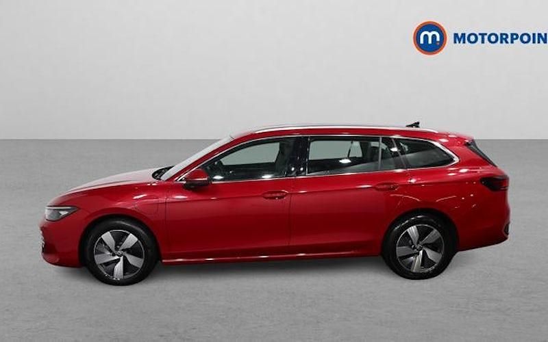 Used VW Passat Life 204 HP (150 kW) 2025 Red Estate
